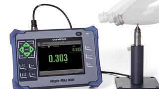 Der tragbare Dickenmesser MagnaMike 8600 bestimmt mittels einer einfachen magnetischen Methode zuverlässig die Dicke nicht-ferritischer Werkstoffe. (Bild: Olympus)