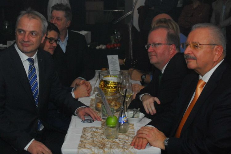 Ehrentisch: (v. li.) Thomas Werner Zahn (Volkswagen Pkw), Boris Rhein (Hessischer Staatsminister), Johnny Klinke (Tigerpalast),  Arno Kalmbach (VW-IT-Handelsdienstleister IS-Handel Deutschland) und Gastgeber Jürgen Karpinski. (Foto: Zietz)