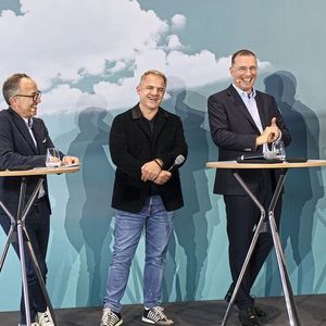 Partnerrunde: Angeleitet von SWR-Fernsehmoderator Jürgen Hörig spachen Alexander Buk, Geschäftsführer Seat/Cupra Deutschland, Steffen Hahn und Skoda-Deutschland-Chef Jan-Hendrik Hülsmann über den Neubau und die Zukunft des Autohandels.(Bild:  Hahn-Gruppe)