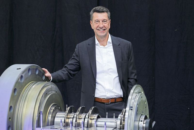 «Wir liefern die schlüsselfertige ETES-Anlage samt Herzstück der Wärmepumpe, den HOFIM Kompressor und den Expander.»  Raymond C. Decorvet, Global Business Development MAN ETES, MAN Energy Solutions AG (Bild: Matthias Böhm)
