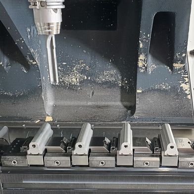 On a DMG CMX 1100 V, multiple components are processed sequentially. High process reliability is essential. (Image:Ingersoll)