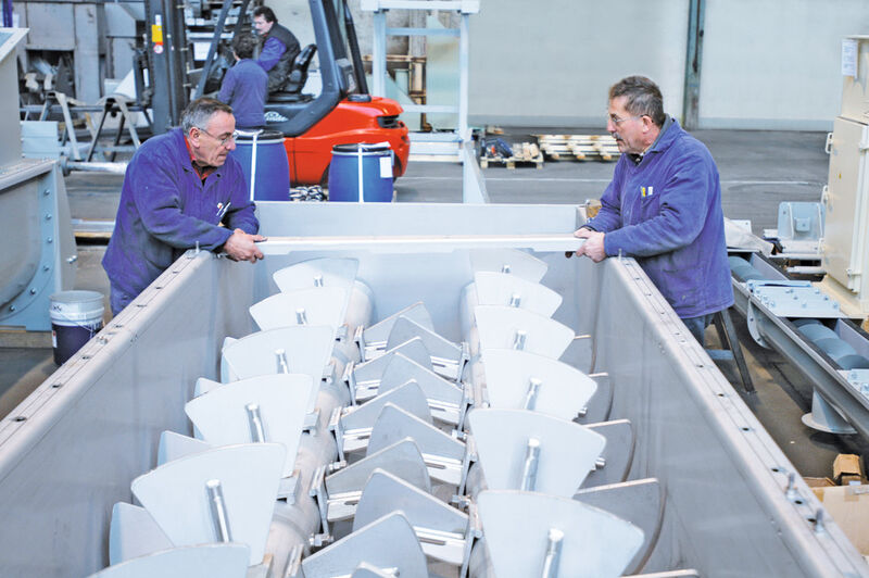 Installation of double-paddle mixing screws, which are used for mixing solid components and also for moistening bulk materials. (Picture: Emde)