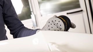 Die sogenannte „Precision Coating“-Technologie soll beim neuen Schleifmittel „Iridium-77mm-Multihole” für eine längere Standzeit und höhere Schleifleistung sorgen. (Bild: Mirka)