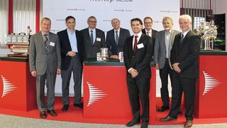 Pfeiffer Vacuum empfängt diesjährigen Röntgenpreisträger Dr. Lars von der Wense (vorne Mitte) (Pfeiffer Vacuum)