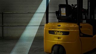 Der Blue-Point-LED-Spot wird hinten am Stapler angebracht und projiziert zur Warnung ein blaues Licht auf den Boden. (Bild: Yale)