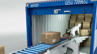 Das Teleskopförderband erleichtert beispielsweise die Be- und Entladung von Wechselbrücken. (Bild: Schmalz)