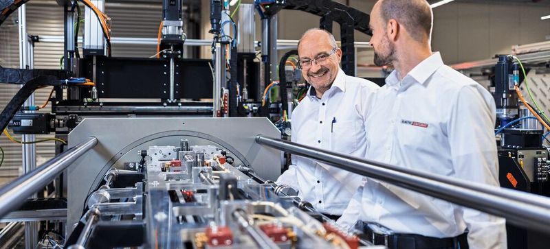 Franke-Drehverbindungen bieten in Stator-Wickelmaschinen genügend Raum zum Wickeln. Im Bild: Franke-Kundenberater Michael Bärstecher (l.) mit Dominik Knopp, Projektleiter bei Schaeffler Elmotec Statomat.(Bild:  Franke GmbH)