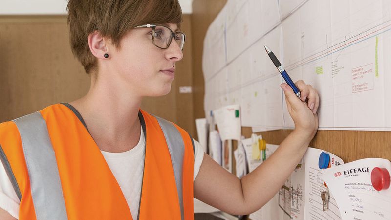 „Das ist genau das, was mir Spaß macht. Ich kann ausführen. Ich kann Sachen einfach verändern und besser machen. Ich sehe einen klaren Nutzen und Zweck in meiner Arbeit und die Leute in meiner Umgebung haben unmittelbar etwas davon”, erklärt Thiele. (VDI / Fabian Stürtz)