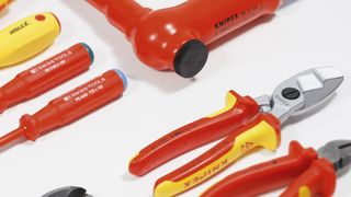 Die Hoffmann Group bietet ab August ein breiteres Spektrum an Werkzeugen zum Arbeiten mit spannungsführenden Bauteilen. (Bild: Hoffmann Group)