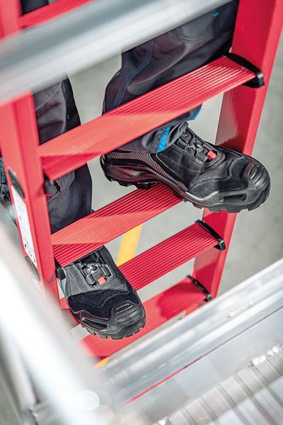 Blick auf die Stufen des neuen GFK-Leitersystems von Munk Günzburger Steigtechnik. Der Anbieter verweist hier auf die vergleichsweise hohe Breite derselben, die zur Sicherheit der Anwender beitragen soll. (Bild: Munk Group)