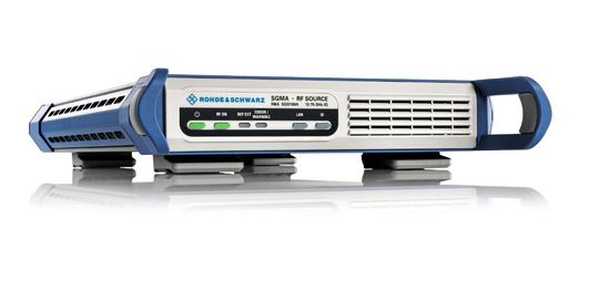 Bild 2: Die R&S SGS100A SGMA HF-Quelle wird in Forschungseinrichtungen zur  hochpräzisen Ansteuerung von Quantencomputern genutzt. (Bild:  Rohde & Schwarz)