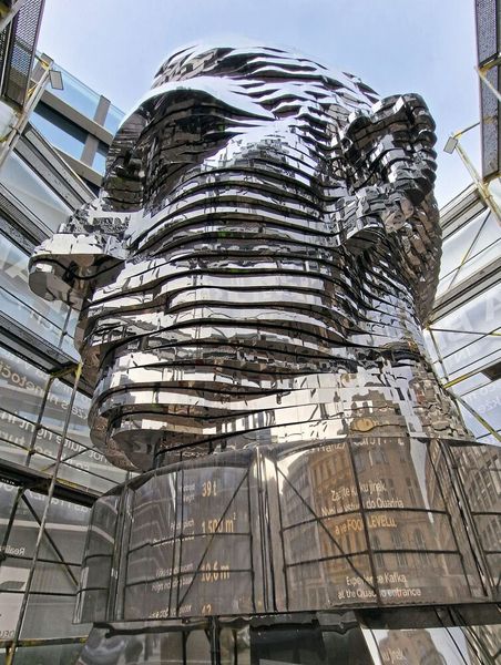 Der „Franz-Kafka-Kopf“ steht mitten in der tschechischen Hauptstadt Prag. (Bild: Thyssenkrupp Rothe Erde Germany )