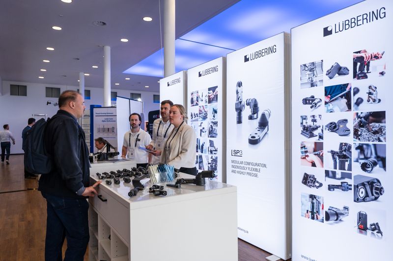 Besucher kommen mit ihren Problemstellungen direkt an den Stand. (Bild: PHOTOVISION-DH GmbH)