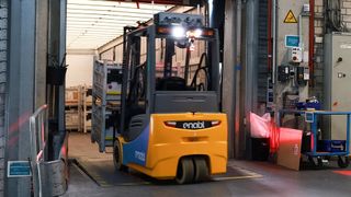 db-schenker-automatisierung-gabelstapler-aufmacher-968x545v1 (Bild: DB Schenker)