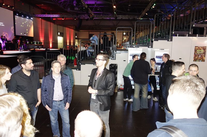 Michael Baumgärtner, Schenker Technologies, erklärte auf dem Rundgang einige Stationen. (Bild: IT-BUSINESS)