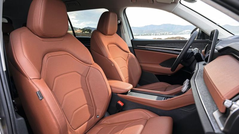 Lederbezüge gibt es trotzdem weiterhin im Kodiaq. (Bild: Skoda)