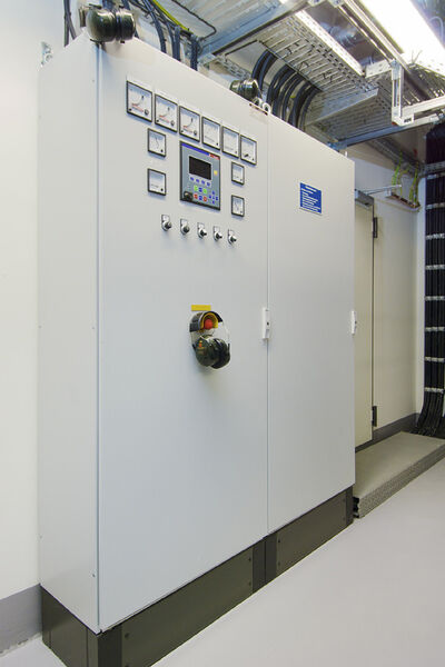 Abbildung 8: Die Elektrohauptverteilung für das Rechenzentrum wird mit Messgeräten permanent überwacht. (Bild: Rittal)