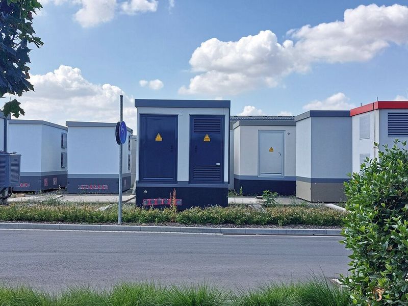 Gritec in Waghäusel Komplettanbieter für systemrelevante Infrastrukturlösungen. In diesen Stations genannten Technikgebäuden verbergen sich Strom, Gas, Wasser, Mobilfunk und Breitband.  (Bild: VCG/Finus)