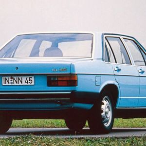 Mit dem Audi 100 (C2) präsentiert Audi 1978 sein erstes Dieselmodell. Der Fünfzylinder-Saugmotor mit zwei Litern Hubraum leistet 51 kW (70 PS) und 123 Newtonmeter Drehmoment. Er treibt auch die nachfolgende Generation C3 an, befeuert sowohl die Limousinen als auch die Avant-Versionen. Ab 1984 gibt es den Motor mit Turboaufladung und 64 kW (87 PS) Leistung sowie 172 Newtonmeter Drehmoment. (Bild:  Audi)