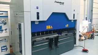 Um die Konformität einer aus dem EU-Ausland gelieferten Gesenkbiegepresse mit der Norm DIN EN12622 zu prüfen, wurde ein Expertenteam von Fiessler Elektronik zu Rate gezogen. (Fiessler Elektronik)