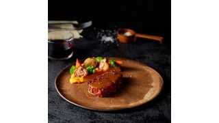 Der Look stimmt und bei ersten Verkostungen konnten die 3D-gedruckten Steaks auch überzeugen. Nun strebt Redefine Meat die internationale Markteinführung an. (Redefine Meat)