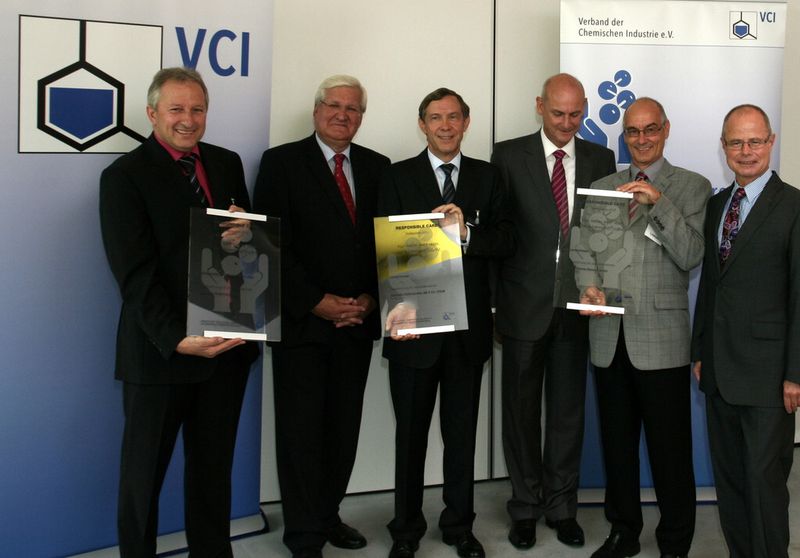 Responsible Care Wettbewerb der chemischen Industrie in Baden-Württemberg: Von links nach rechts: Dr. Wolfgang Schäfer, Marabu, Dieter Freitag, Michelin, Roland Köhler, Michelin, Dr. Anno Borkowsky, Rhein Chemie Rheinau, Ralf Leybold, Rhein Chemie Rheinau, Thomas Mayer, VCI-Hauptgeschäftsführer Baden-Württemberg. (Bild: ChemieBW)