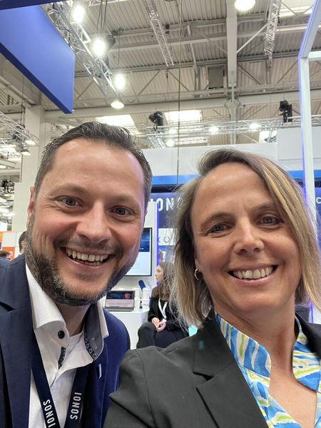 Wie immer mit bester Laune im Gepäck: Tim Kartali von Ionos. Der deutsche Cloud-Anbieter hat Premiere auf der Hannover Messe. (Bild: Vogel IT-Medien)
