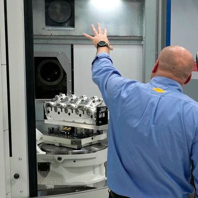 Hendrick Motorsports fertigt auf den Grob-Universalmaschinen unter anderem Zylinderblöcke. (Bild: Grob-Werke GmbH & Co. KG)