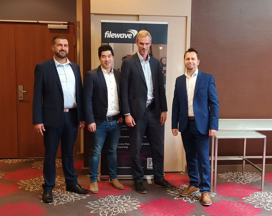 (V.l.n.r.): Ferdikan Ilyasoglu (Filewave), Kaisan Yuen (Filewave), Matthias Pohl (Quinta) und Sven Winnicki (Filewave)(Bild:  Filewave)