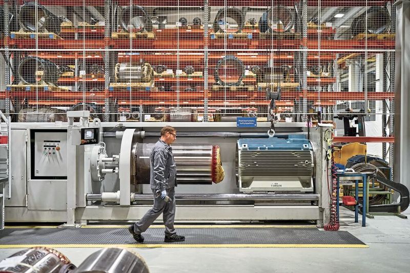 Motors drying in the high-bay warehouse of the paint shop: precise coating for optimal protection and durability in demanding applications. (Image:Marcin Malicki/ABB)