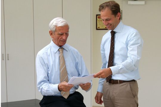 Zwei Generationen: Senior-Chef Peter Glinicke und Sohn Florian im Gespräch. (Archiv: Vogel Business Media)