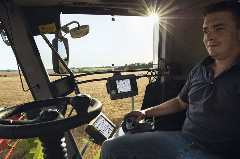 Mähdrescher mit CEMOS AUTOMATIC. Das ermöglicht eine Maschinensteuerung und Leistungsoptimierung direkt aus der Kabine. (Bild: Claas/Thorsten Schmidtkord)
