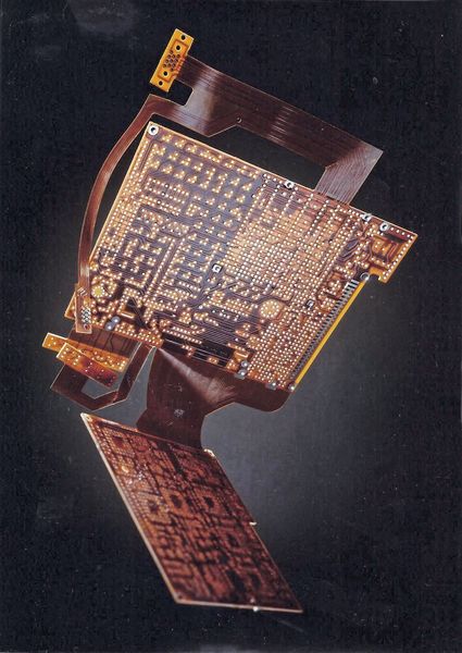 1943 – Die gedruckte Leiterplatte von Paul Eisler: Elektrische Bauteile wie eine Zeitschrift drucken. Der Ingenieur Paul Eisler entwickelte Ende der 1930er Jahre die gedruckte Leiterplatte. Er meldete sie im Februar 1943 unter dem britischen Patent 639,178 „Manufacture of Electric Circuits and Circuit Components“ in London an. Als Jude verließ er 1936 Wien und ließ sich in London nieder. Während seines Studiums arbeitete Eisler einige Zeit als Redakteur für eine Zeitschrift. Bedrucktes Papier brachte ihn auf die Idee, auch elektrische Schaltkreise drucken zu können. Doch seine Idee stieß auf wenig Gegenliebe: Frauen waren damals billiger, um die komplizierten Drähte zu verlegen. Während des Zweiten Weltkriegs wagte es niemand in Europa, seine Idee aufzugreifen. Schließlich entwickelten die Amerikaner einen Annäherungszünder für Fliegerabwehrgeschosse mit einer gedruckten Schaltung. 1948 wurde die Idee der gedruckten Schaltung publik. Ihr Siegeszug begann auch deshalb, weil zu dieser Zeit das Prinzip des Massenlötens mittels Lötwelle entwickelt wurde. Doch erst 1971 wurde er als Erfinder der gedruckten Schaltung anerkannt. (heh)  (Bild: Schering/Archiv: Kluger)