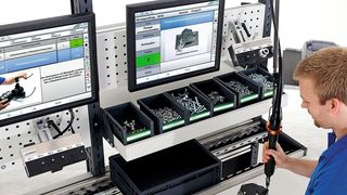 Das Assistenzsystem unterstützt den Arbeiter mittels eines Monitors bei der manuellen Montage. (Armbruster Engineering)