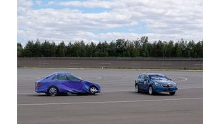 ZF Pre Crash Airbag: Sensoren erkennen das näher kommende Auto und lösen den Seitenairbag aus, wenn der Aufprall unvermeidlich ist. (Bild: Jan Rosenow/»kfz-betrieb«)