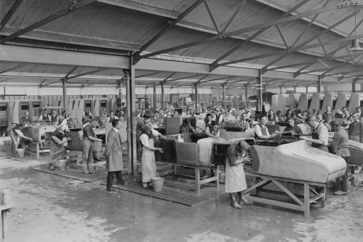 Heute unvorstellbar, in den zwanziger Jahren normal: das Schleifen und Vorbereiten der Karosserien zum Lackieren von Hand. (Foto: BMW Group)