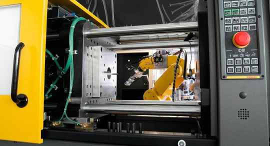Eine Fanuc-Roboshot-Spritzgießzelle, komplett mit LR-Mate-Roboter des Herstellers automatisiert. Die Roboshot-Systeme punkten durch ihre Nachhaltigkeit bei der Kunststoffverarbeitung, heißt es.(Bild:  Fanuc)