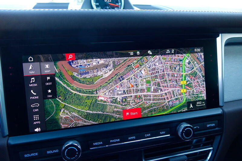 Der Bildschirm hat eine hohe Auflösung und zeigt die Karten in Satellitenansicht an – wenn, ja wenn die Mobilfunkverbindung mitspielt. (Sven Prawitz/»Automobil Industrie«)