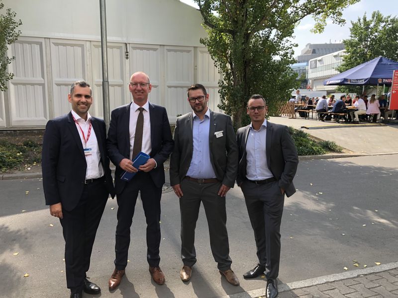 (v. l.) Florian Candas, AVM, Lars Romanowski, Sebastian Wrona und René Herbst, api, haben auf der IFA ihren Lieblingsplatz. (Bild: IT-BUSINESS)