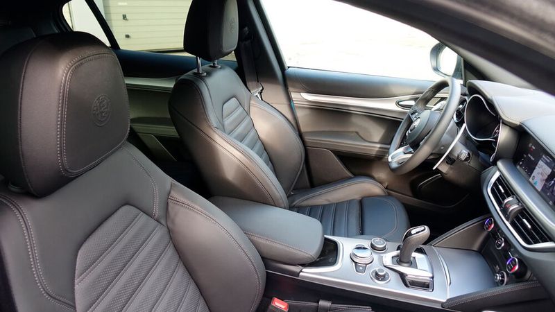 Die Sportsitze bieten reichlich Seitenhalt und bleiben auch auf längeren Etappen bequem. (Bild: Schreiner – »kfz-betrieb«)
