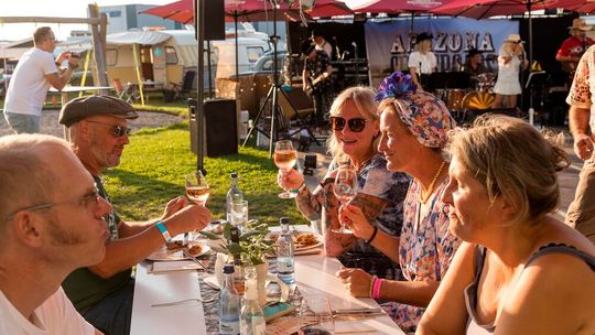 Ein besonderer Höhepunkt der Vintage Camper Days ist das All-inclusive- Barbecue am Samstagabend. In lockerer Atmosphäre können die Gäste Reiseerlebnisse austauschen, neue Kontakte knüpfen und einen entspannten sommerlichen Kurzurlaub genießen.(Bild:  Erwin Hymer Museum)
