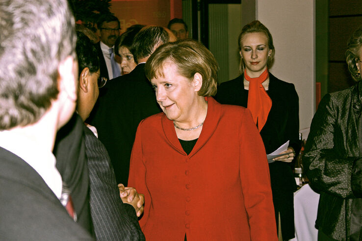 Bundeskanzlerin Angela Merkel musste nach der Rede noch viele Glückwünsche entgegennehmen, bevor sie sich zu ihren Gästen setzen konnte. (Archiv: Vogel Business Media)