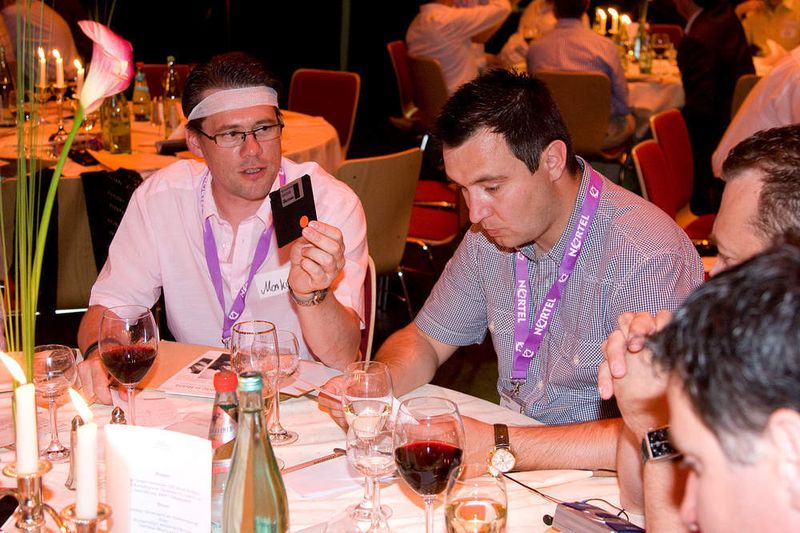 Holger Uebbing (Nortel, links) und Rafael Obonski (Westcon) suchen die Lösung auf der Diskette. (Archiv: Vogel Business Media)