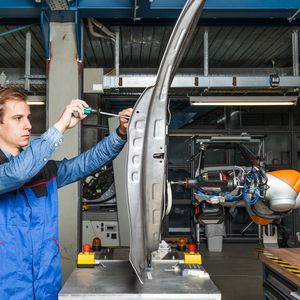 Bild 1: Parallele Aufgabenausführung durch Mensch und Roboter kann die Wirtschaftlichkeit der Anwendung verbessern.