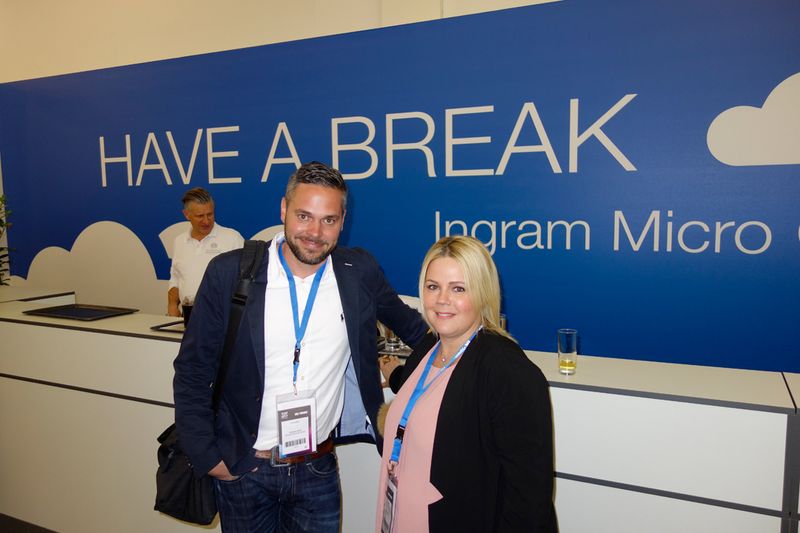 Christian Bedel und Jana Tappendorf, Microsoft, gönnen sich eine Pause. (Bild: IT-BUSINESS)