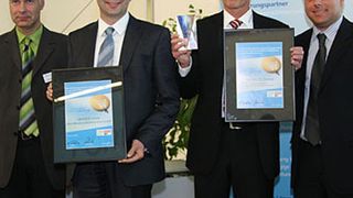 Foto von der Verleihung des Best-Practice-Awards für E-Procurement (v. l.): Daniel Zabota, Mitglied der Fachjury, Marco Schmidt, Mitglied der Geschäftsführung der GEA Maschinenkühltechnik GmbH und Karl-Heinz Theiling, Geschäftsführer der Onventis, sowie Armin Pulic, Vorsitzender der Fachjury.  (Foto: Onventis)