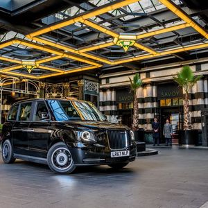 Der Antrieb erfolgt im Elektro-Taxi stets über die elektrische Hinterachse. Die Reichweite für eine Batteriefüllung beträgt beim LEVC TX E-City bei 129 Kilometern, gemessen nach der ECE-Norm. Mit Range Extender ergeben sich bei Bedarf weitere 607 Kilometer. 