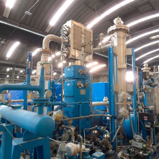 Zahllose Komponenten der Anlage lagern in mehr als 100 Containern, Hallen und auf Freigelände und warten auf ihre Versteigerung.(Bild:  Industriewert)