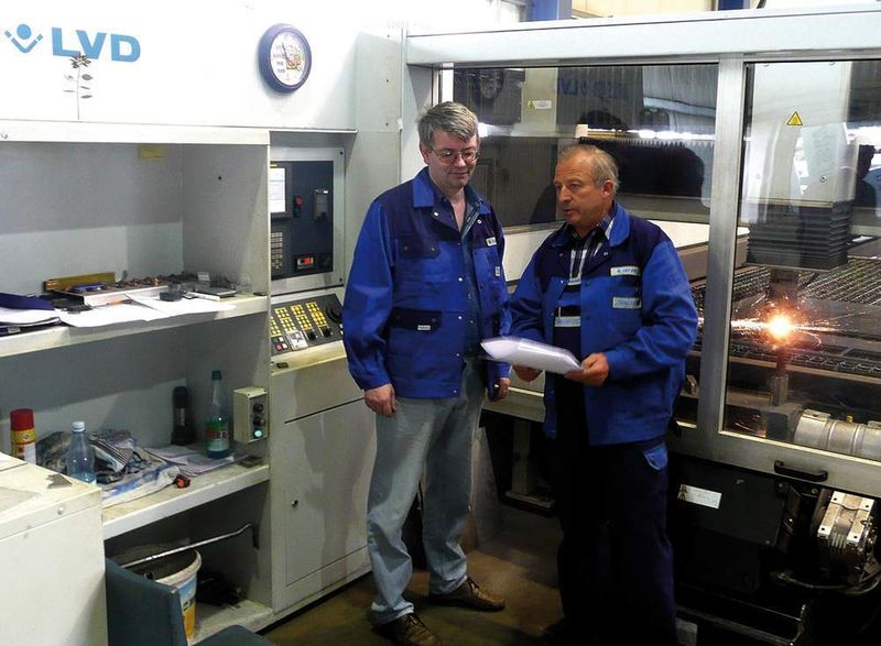 Bernd Heckel und einer seiner Mitarbeiter sprechen den nächsten Auftrag durch; im Hindergrund ist das ebenfalls von LVD gelieferte Laserbearbeitungssystem Impuls 4020 zu sehen. (Archiv: Vogel Business Media)