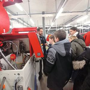 Les écoliers et leurs parents ont pu en apprendre plus sur les métiers du décolletage.(Source :  AFDT)